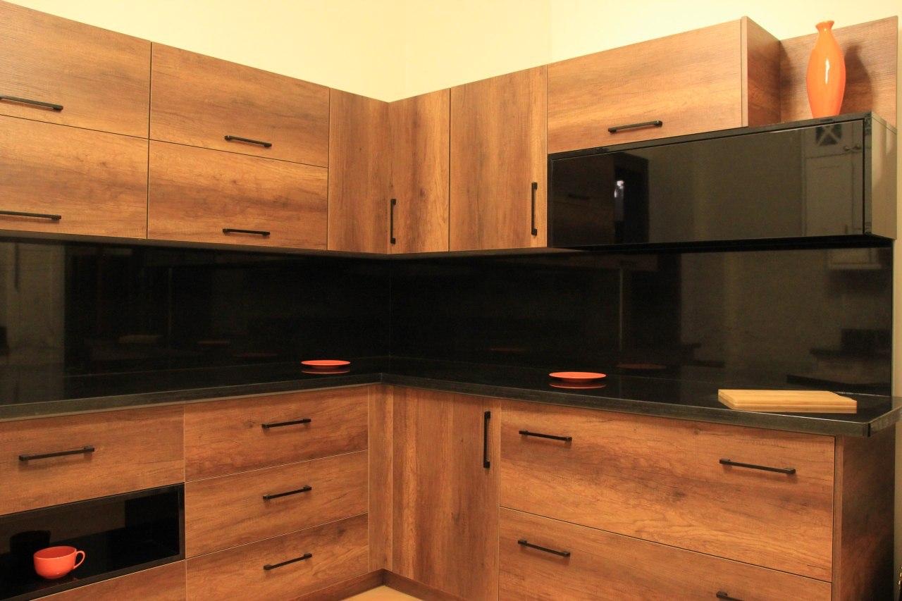 Dark wood L-shaped kitchen